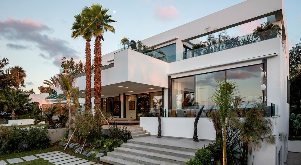 Architecture résidentielle contemporaine au Maroc avec larges baies vitrées, terrasses et jardin paysager